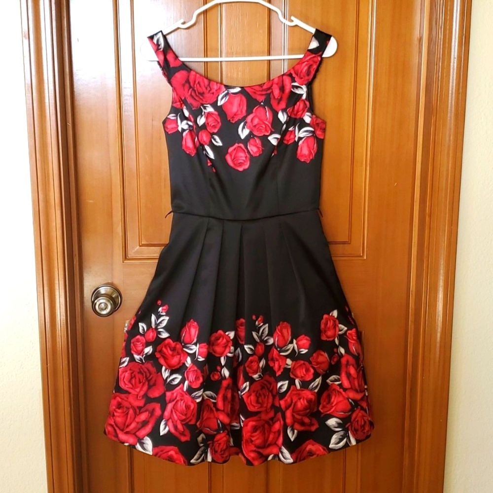 Beautiful White House Black Market Dress